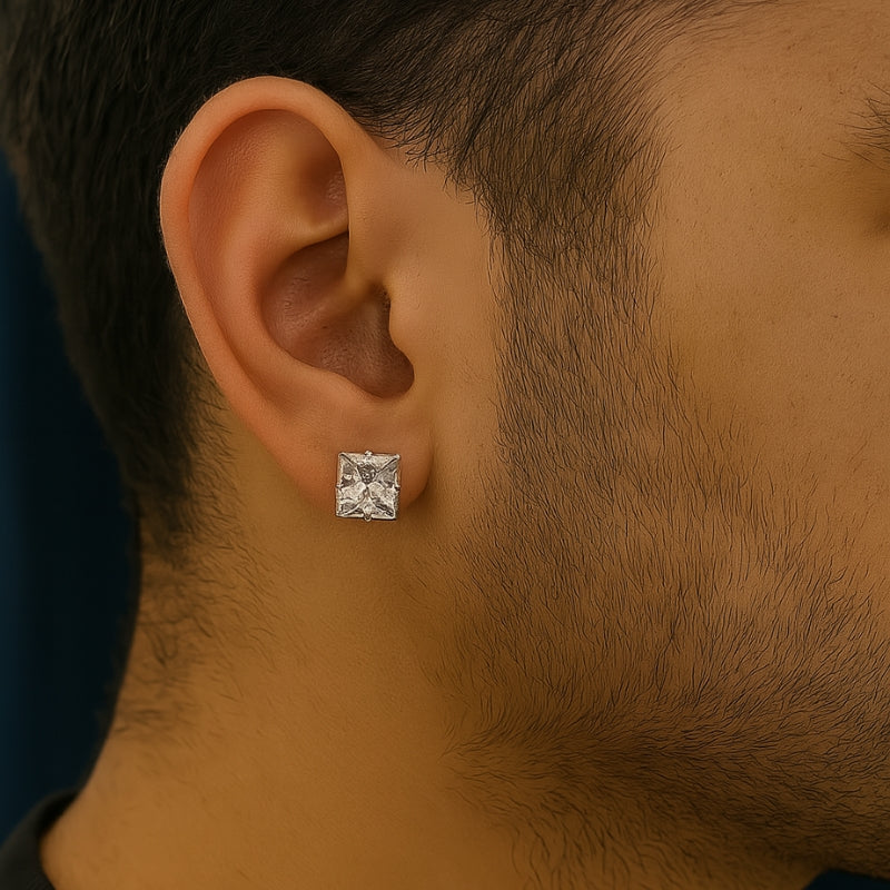 Boucle d'oreille homme carrée argent portée - Style tendance
