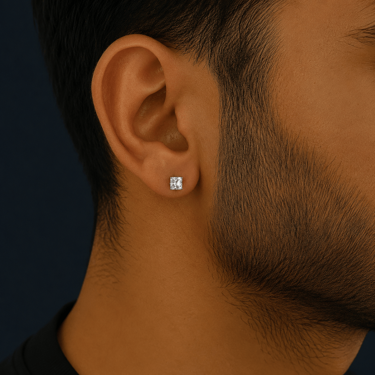 Boucle d'oreille homme carrée argent portée - Style tendance