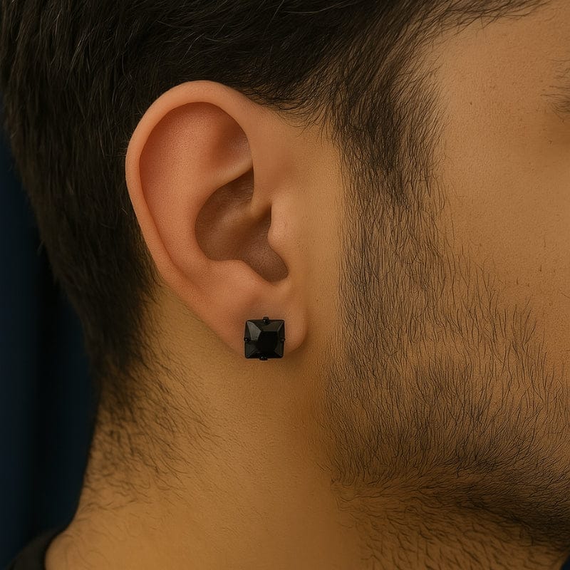 Boucle d'oreille homme carrée noire en acier inoxydable portée