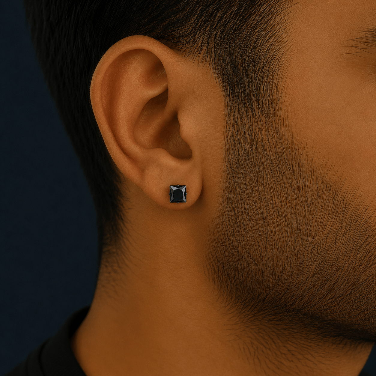 Boucle d'oreille homme carrée noire en acier inoxydable portée