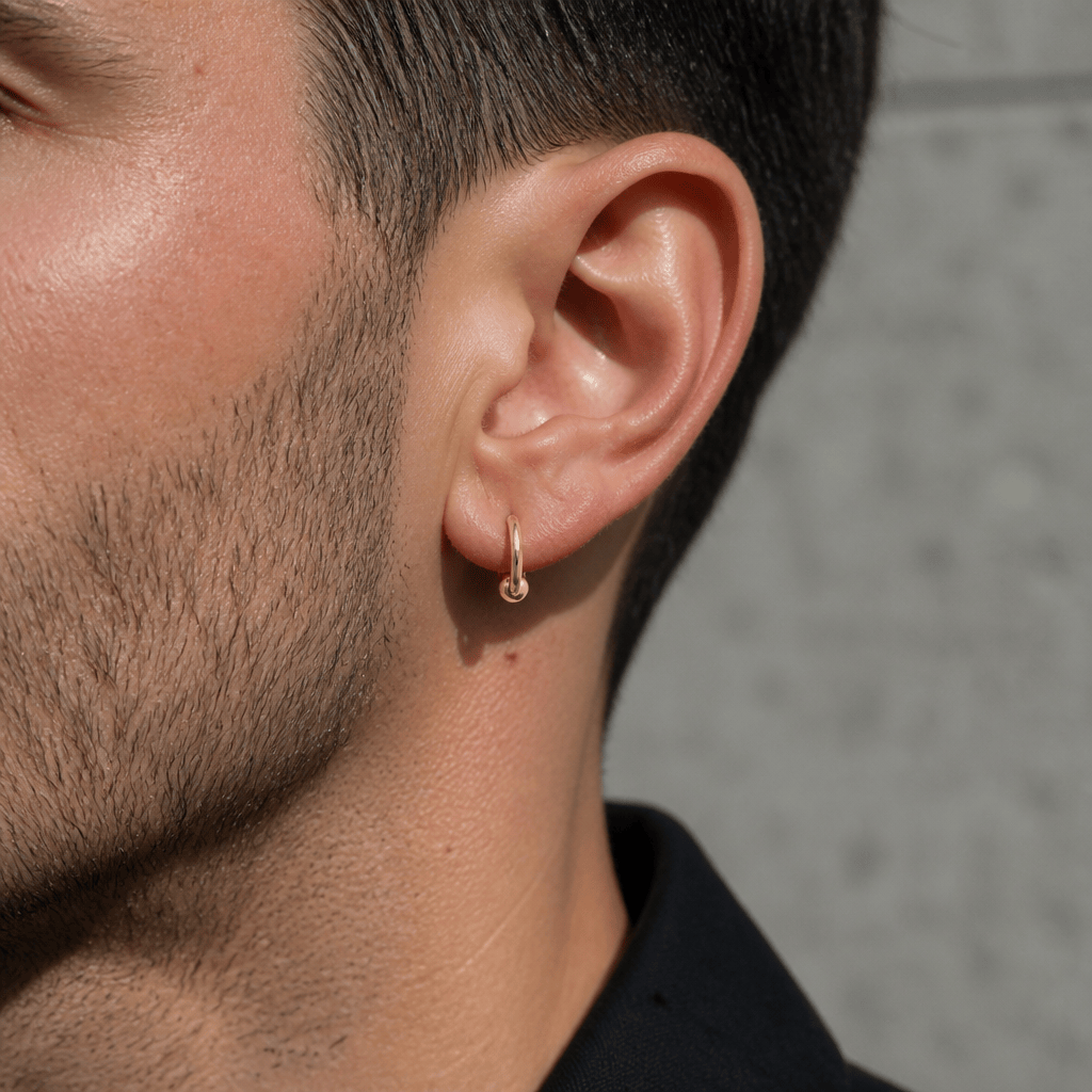 Homme portant la créole en acier plaqué or à l'oreille
