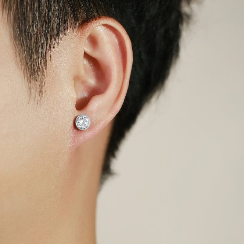 boucle d'oreille homme diamant puce argentée portée - Look discret
