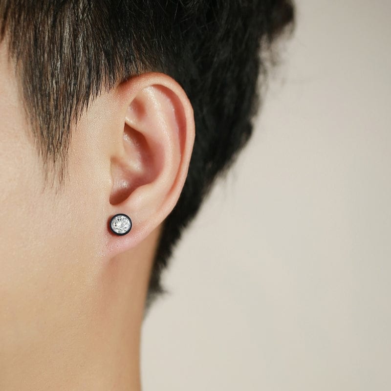 Boucle d'oreille homme diamant puce noire portée - Style masculin