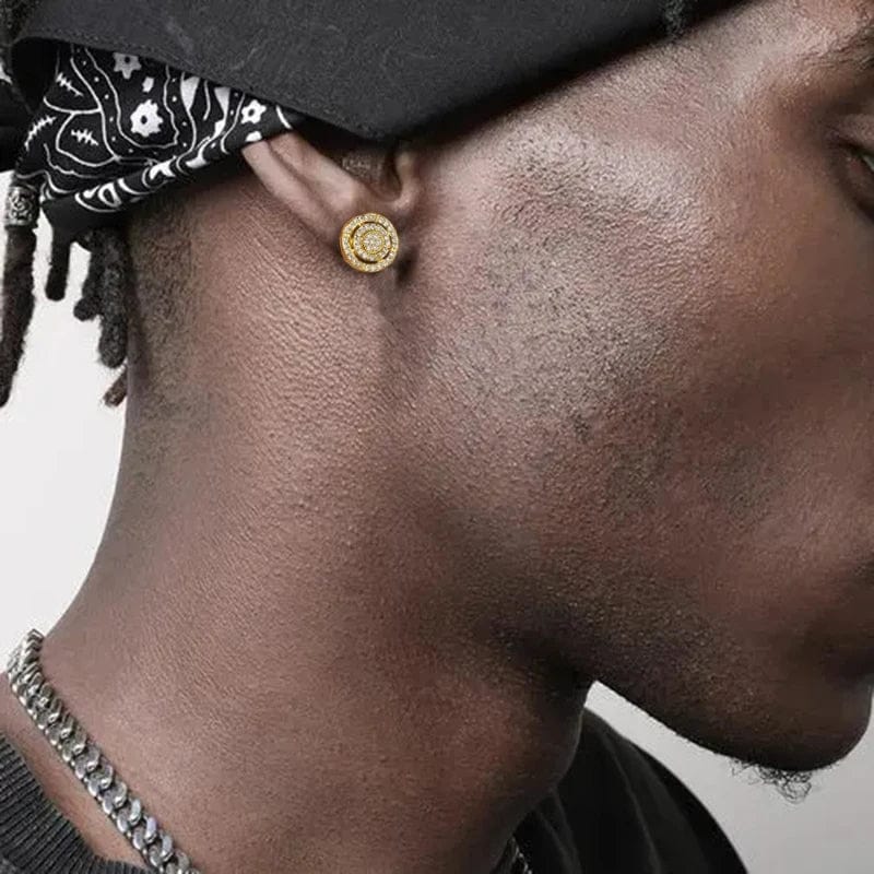 Homme élégant portant une boucle d'oreille diamant rond dorée - style masculin moderne