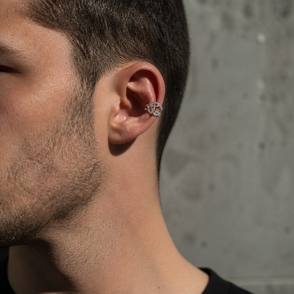 Homme portant l'ear cuff à épines sans perçage sur le bord de l'oreille