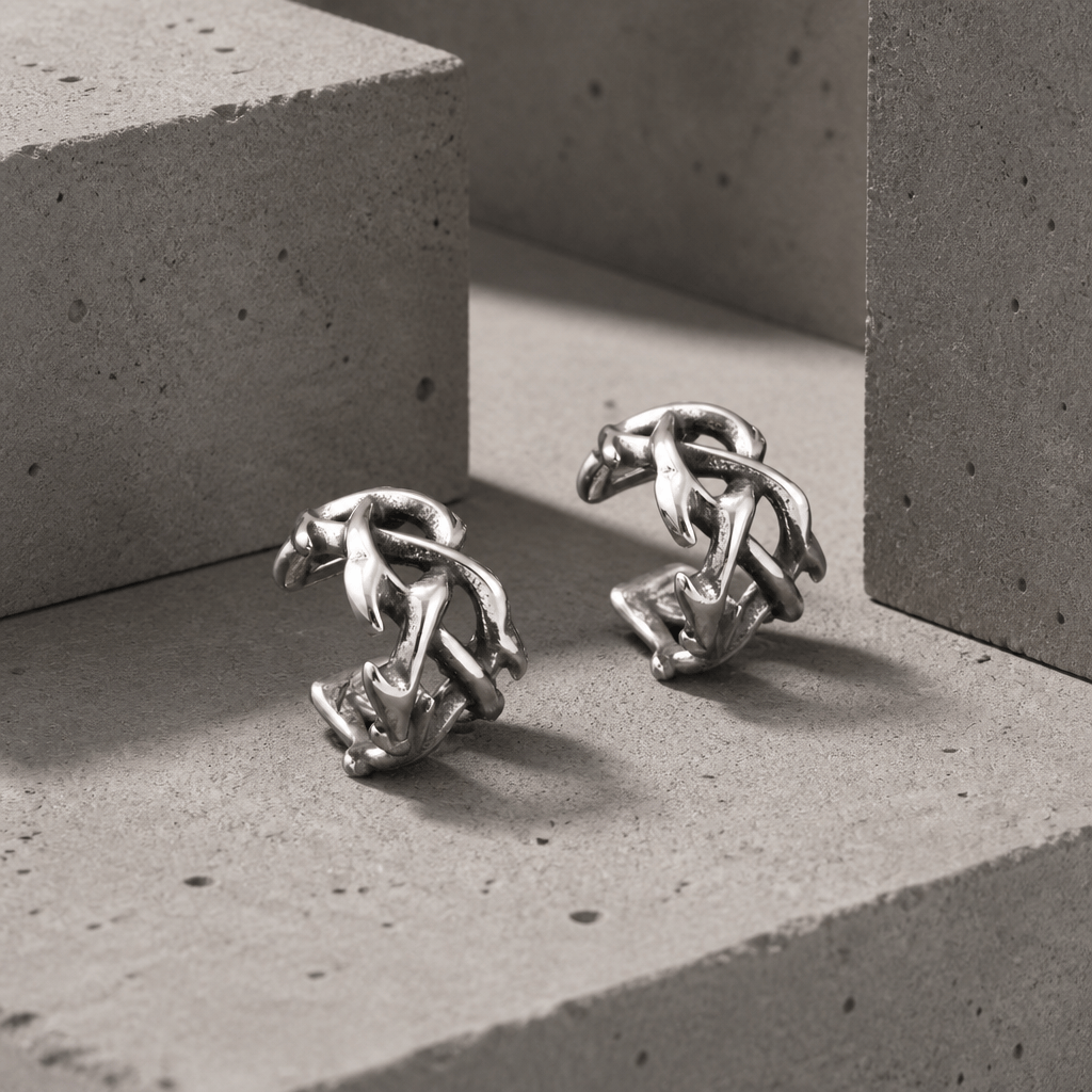 Ear cuffs à épines en acier argenté, vus de trois quarts