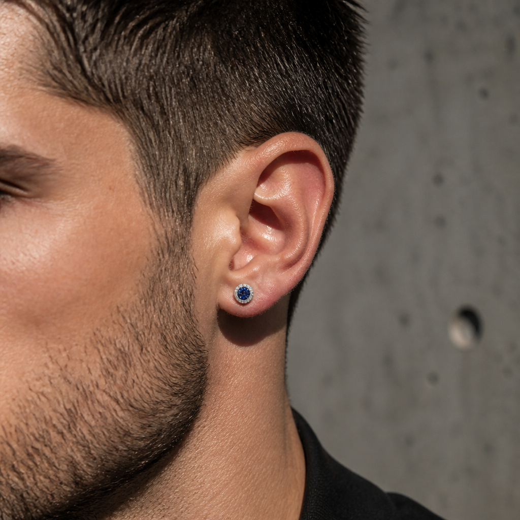 Homme portant une boucle d'oreille zirconium bleue à l'oreille