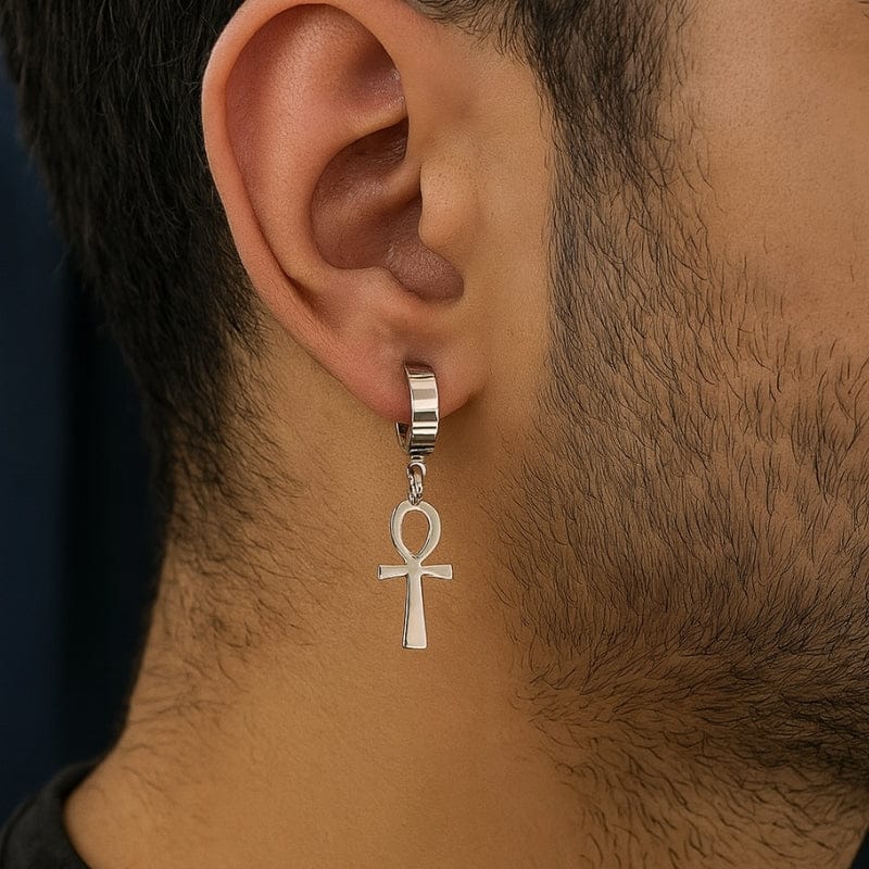 Boucle d'oreille pendante homme Ankh portée