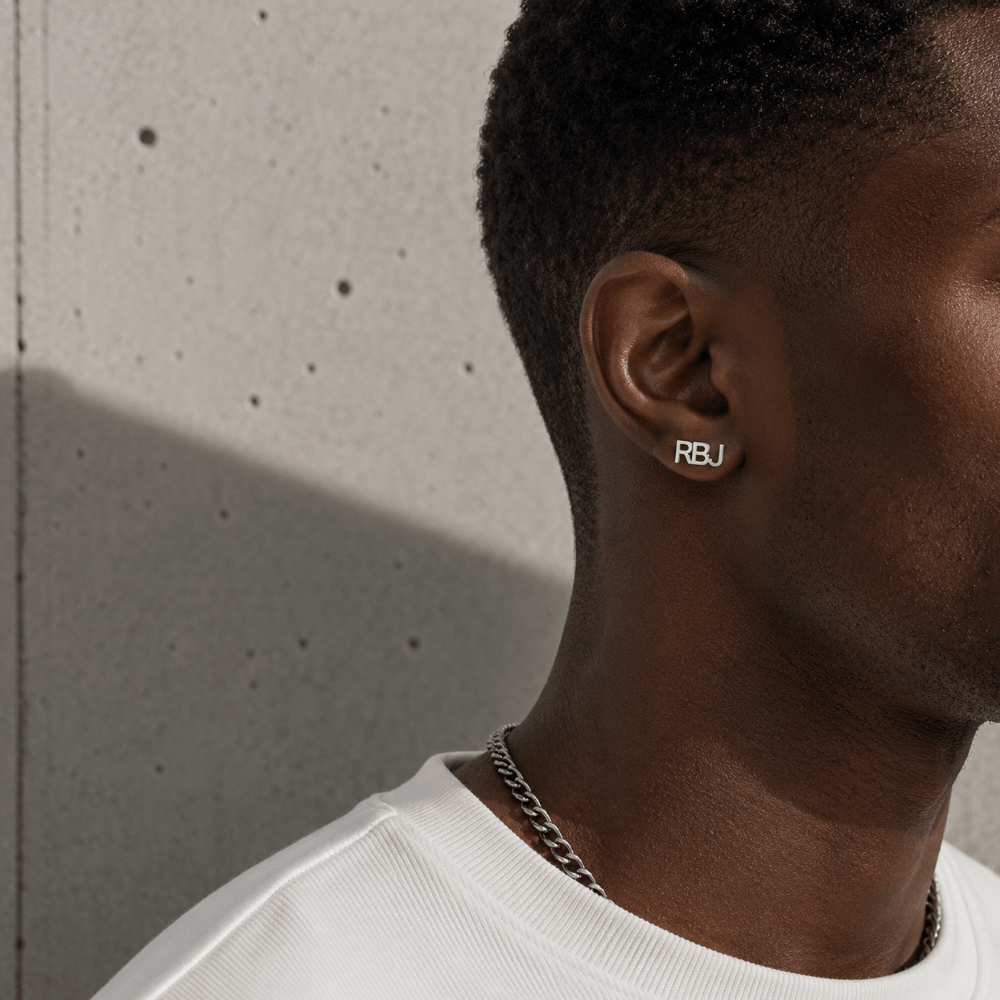 Boucle d'oreille personnalisable homme argent gravée portée à l'oreille