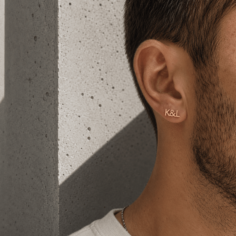 Boucle d'oreille personnalisée or rose homme stud acier portée