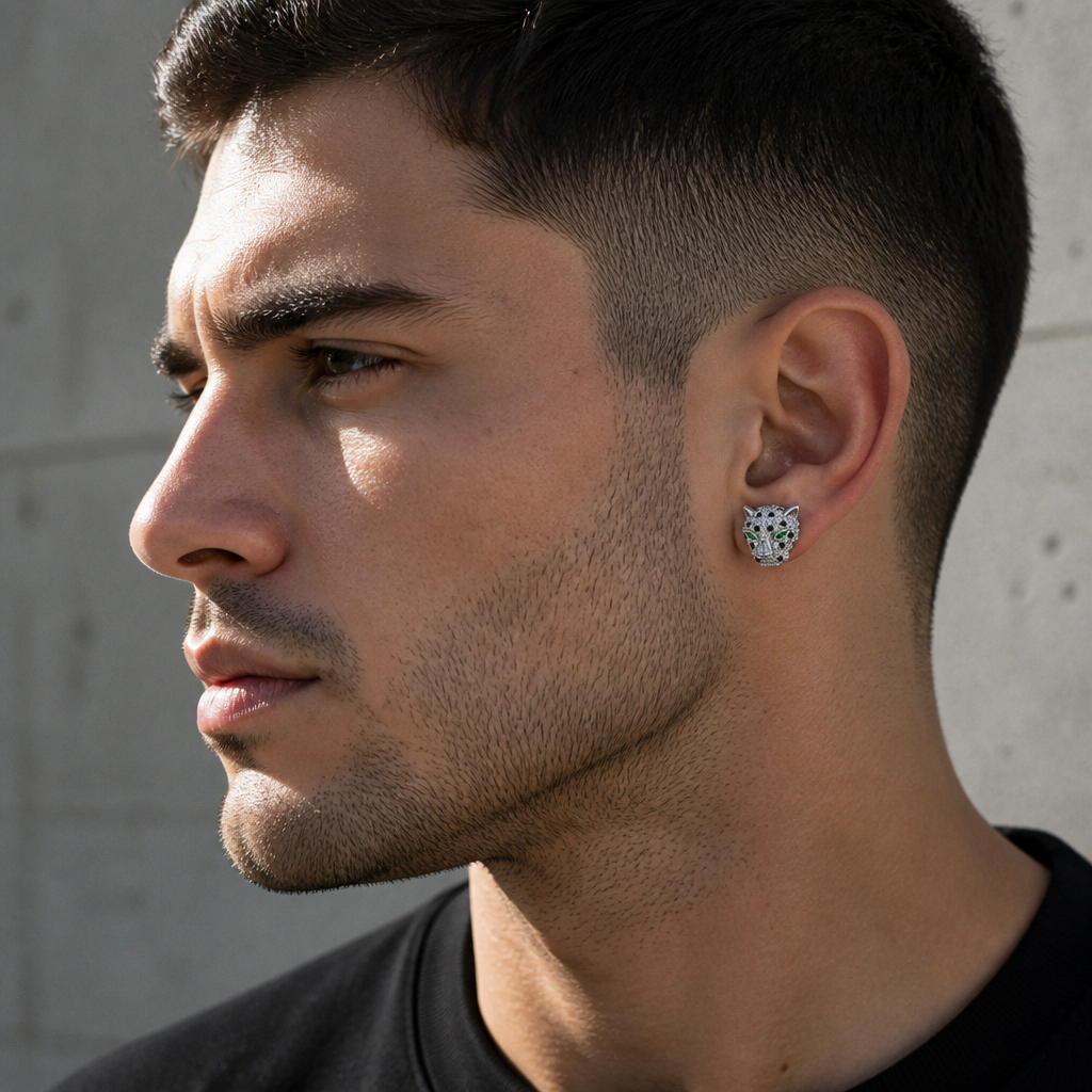 Homme de profil portant la boucle d'oreille tête de léopard finition argent