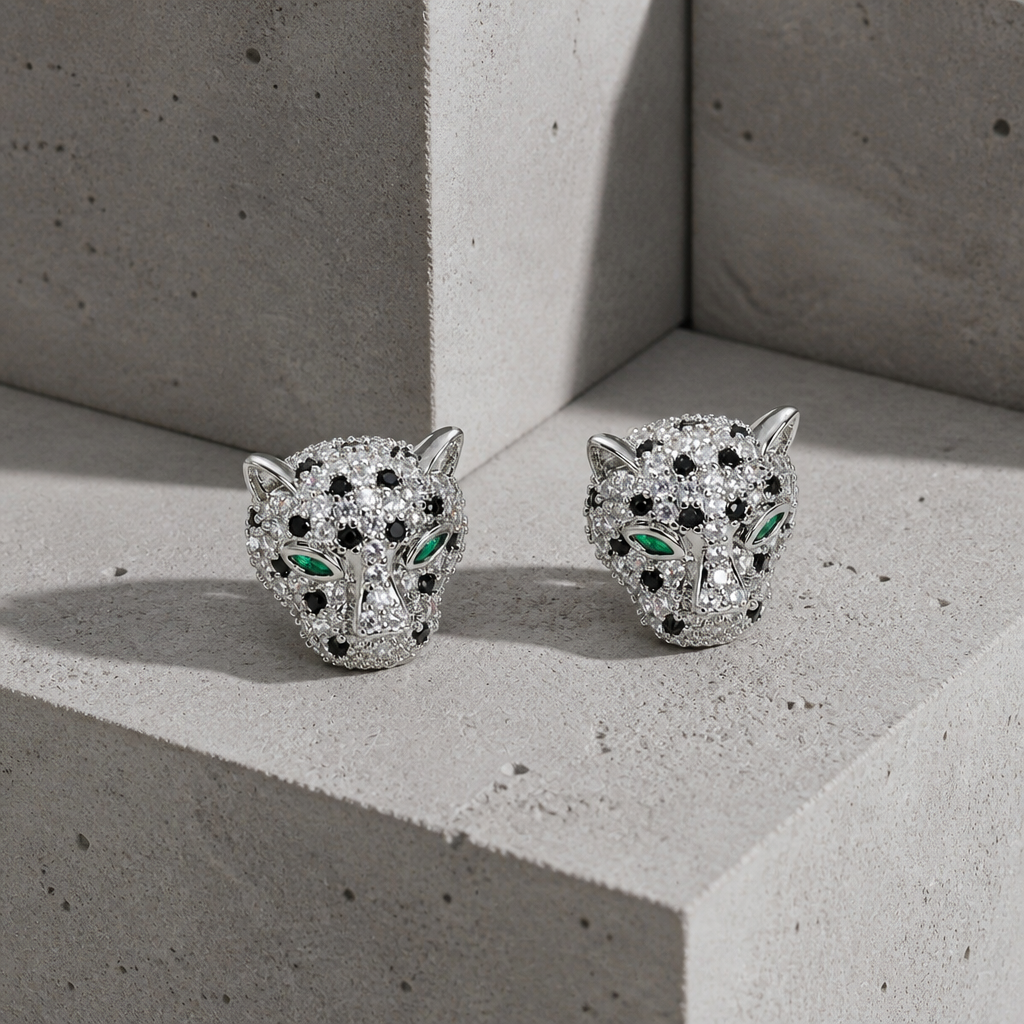 Boucles d'oreilles tête de léopard homme finition argent, pavé de zircon blanc et noir, yeux verts