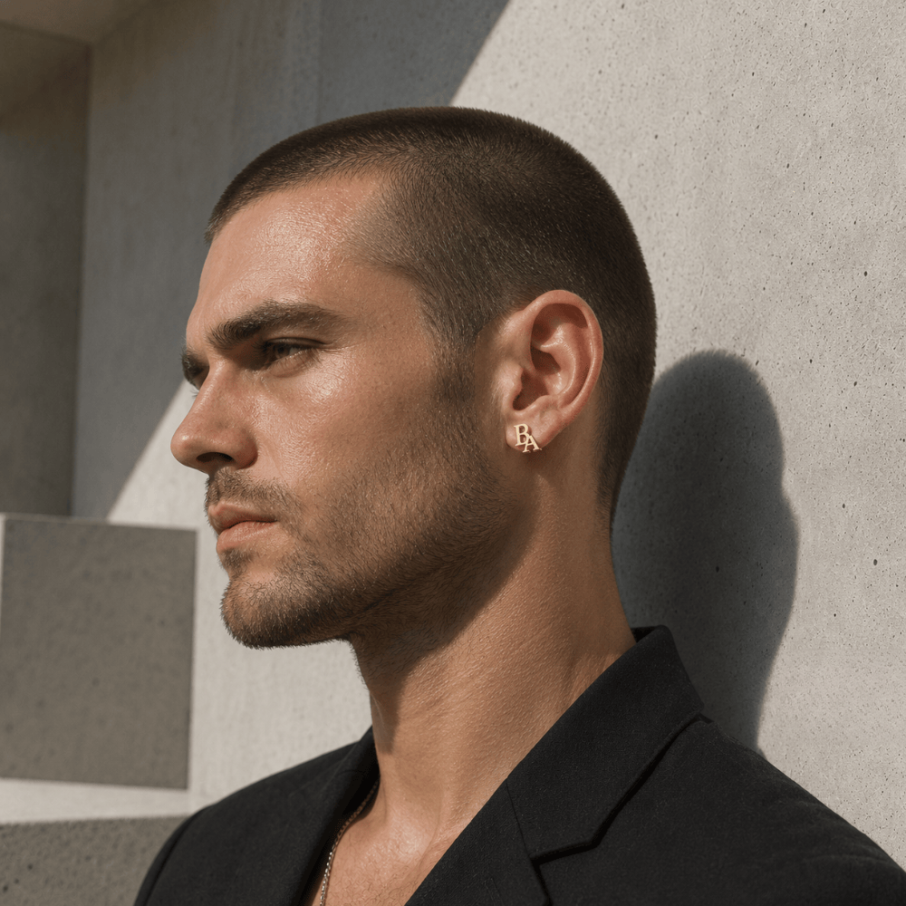 Boucle d'oreille initiale homme finition or portée acier inoxydable