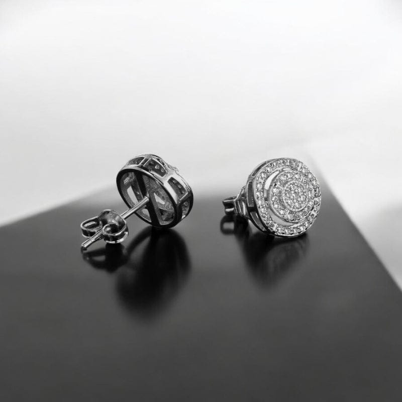 Boucles d'oreilles homme diamant rond argentées - détail fermoir papillon et brillance zircon