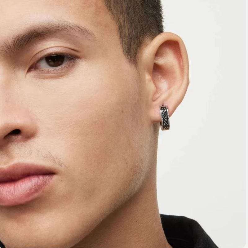 Homme avec boucle d’oreille créole viking en acier inoxydable, motif celtique gravé en noir