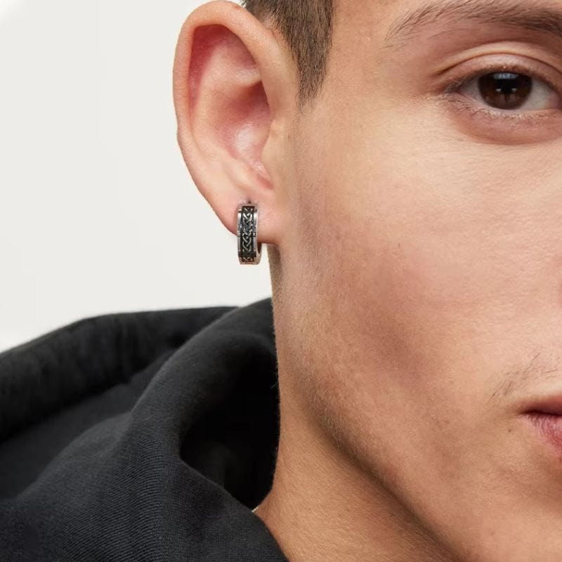 Homme portant une boucle d’oreille créole viking en acier inoxydable avec motif celtique noir