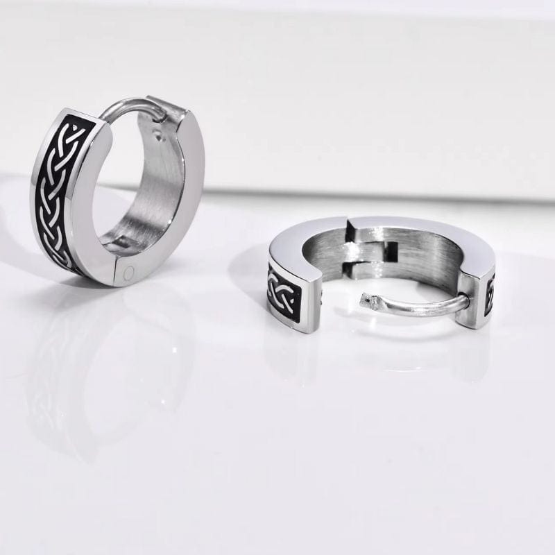 Paire de boucles d’oreilles viking en acier inoxydable ouvertes, montrant leur fermoir à charnière