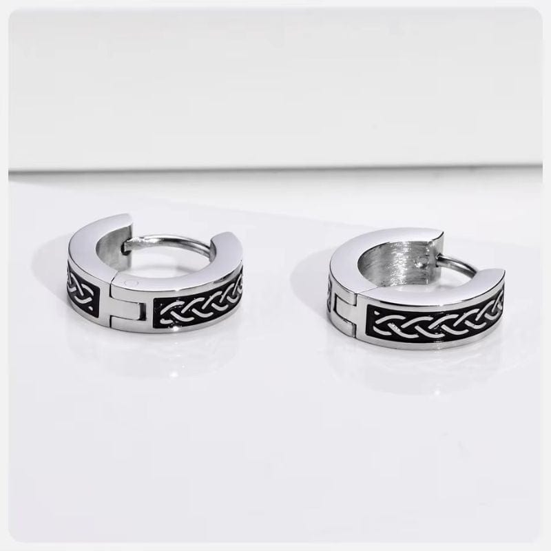 Vue rapprochée des boucles d’oreilles viking ouvertes, dévoilant leur fermoir sécurisé