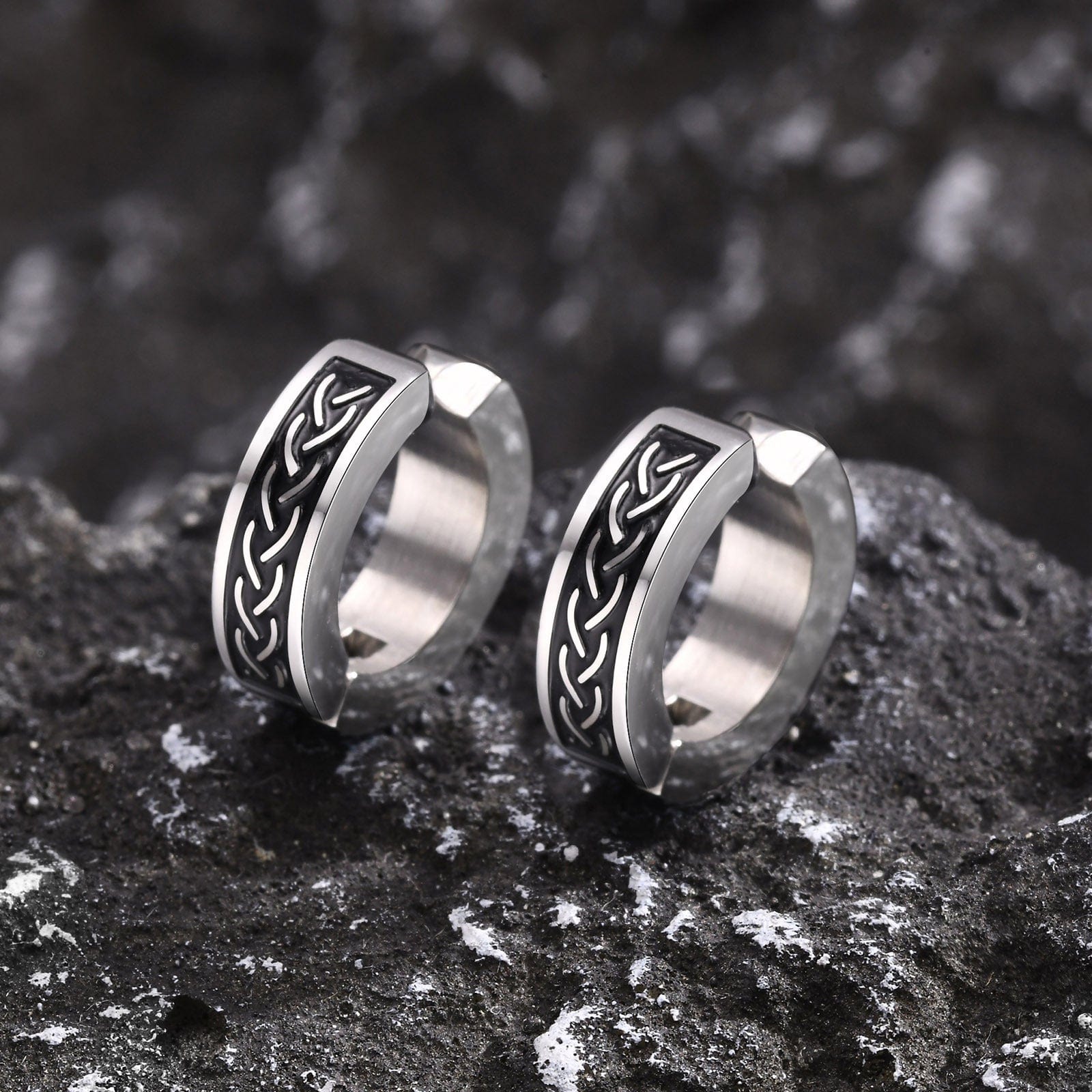 Boucles d’oreilles viking en acier inoxydable sur fond rocheux, style nordique authentique