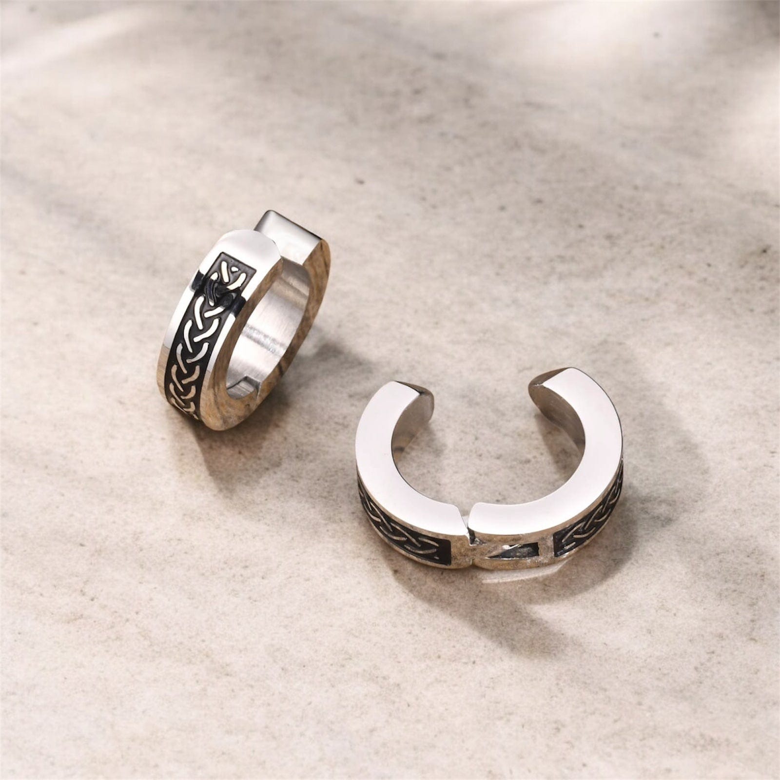 Boucle d’oreille viking en acier inoxydable ouverte, montrant son fermoir à charnière sécurisé