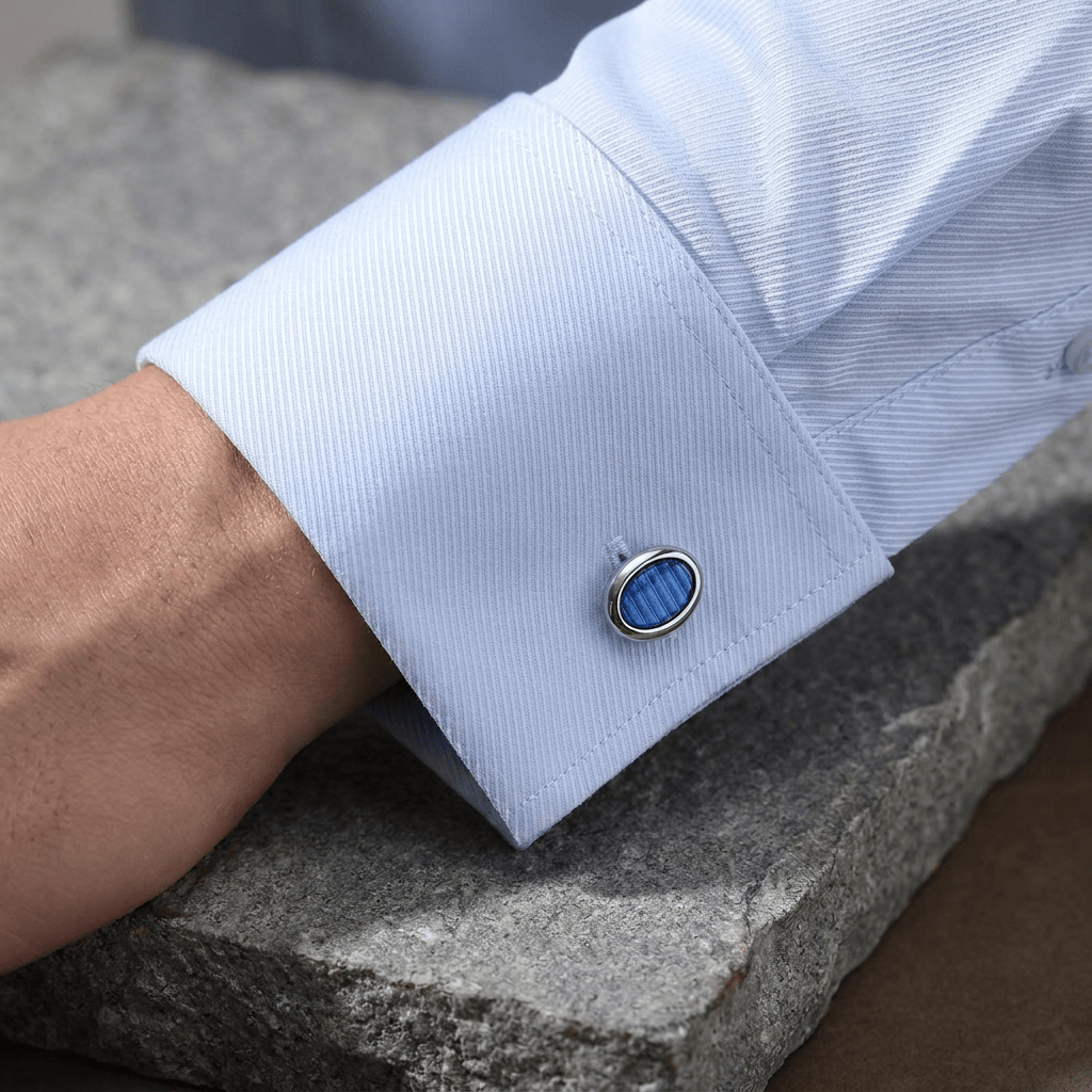 chemise bleue poignets mousquetaires bouton de manchette homme