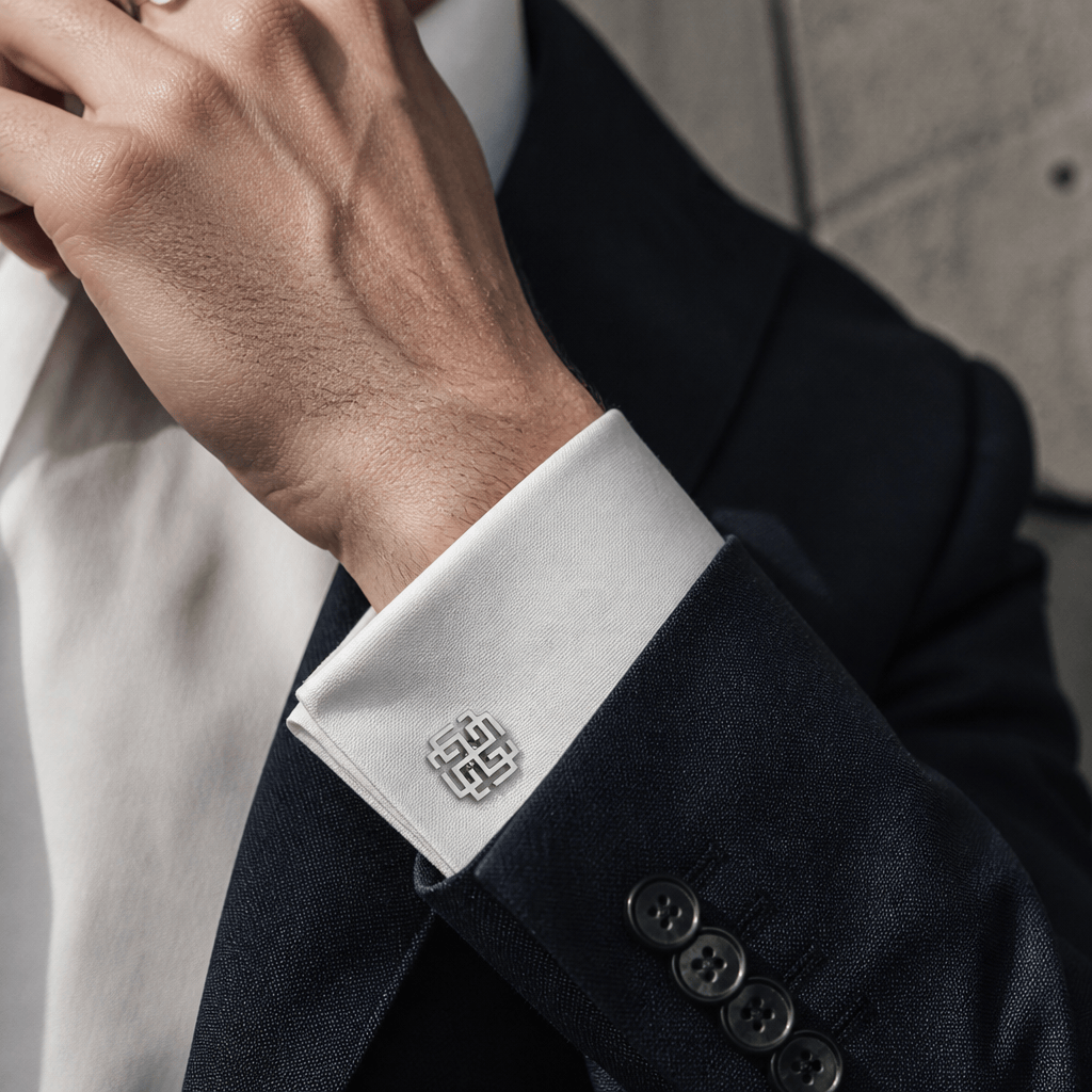 Bouton de manchette original porté sur un poignet mousquetaire de chemise blanche