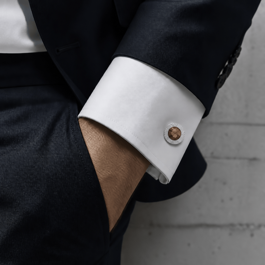 Homme portant un bouton de manchette à pierre marron sur une chemise à poignet mousquetaire