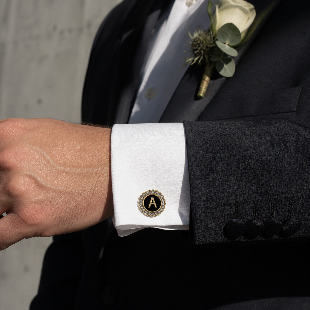 Bouton de manchette lettre A à cristaux porté au poignet, mariage