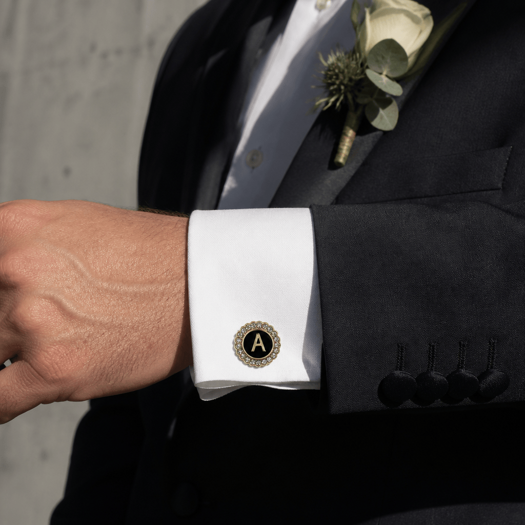 Bouton de manchette lettre A à cristaux porté au poignet, mariage