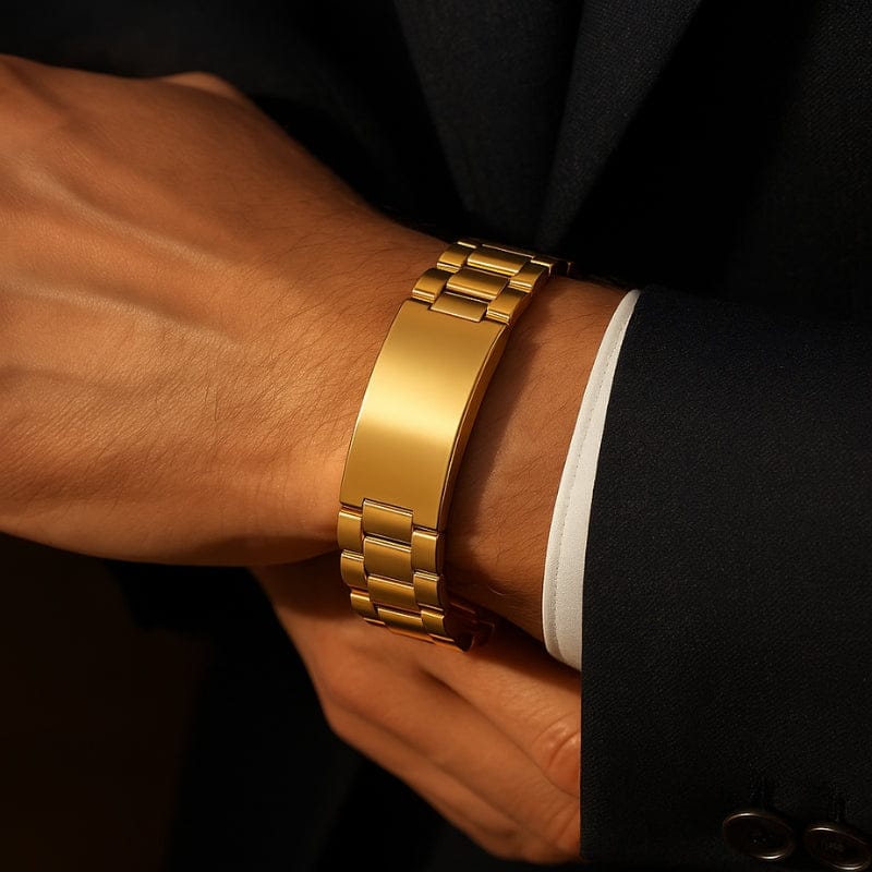 Chaîne bracelet homme dorée portée au poignet sous une manche de costume