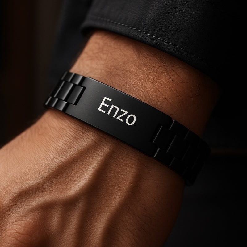 Bracelet chaîne noir homme porté poignet gravure personnalisée style moderne acier LBDH