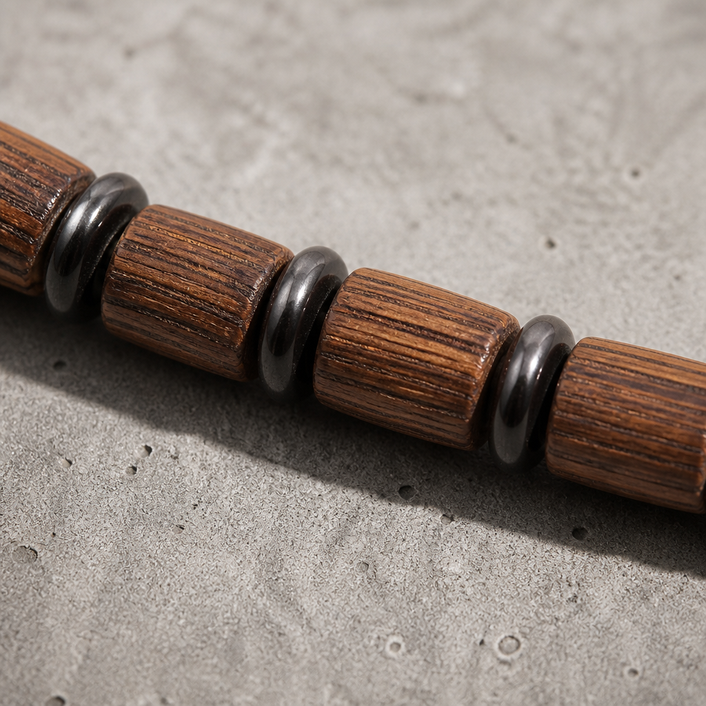 Macro du veinage des perles de bois et des rondelles sombres intercalaires