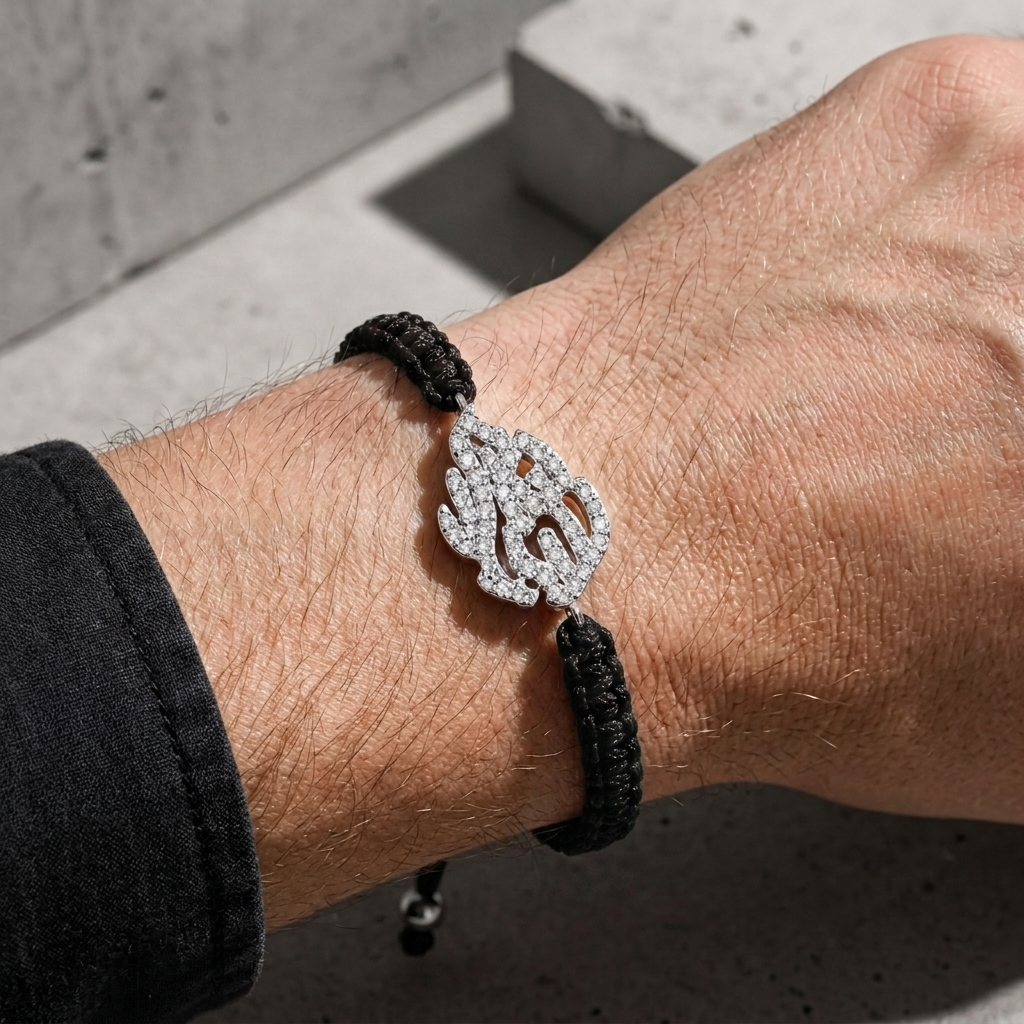 Bracelet cordon homme luxe noir porté au poignet, plaque pavée en argent