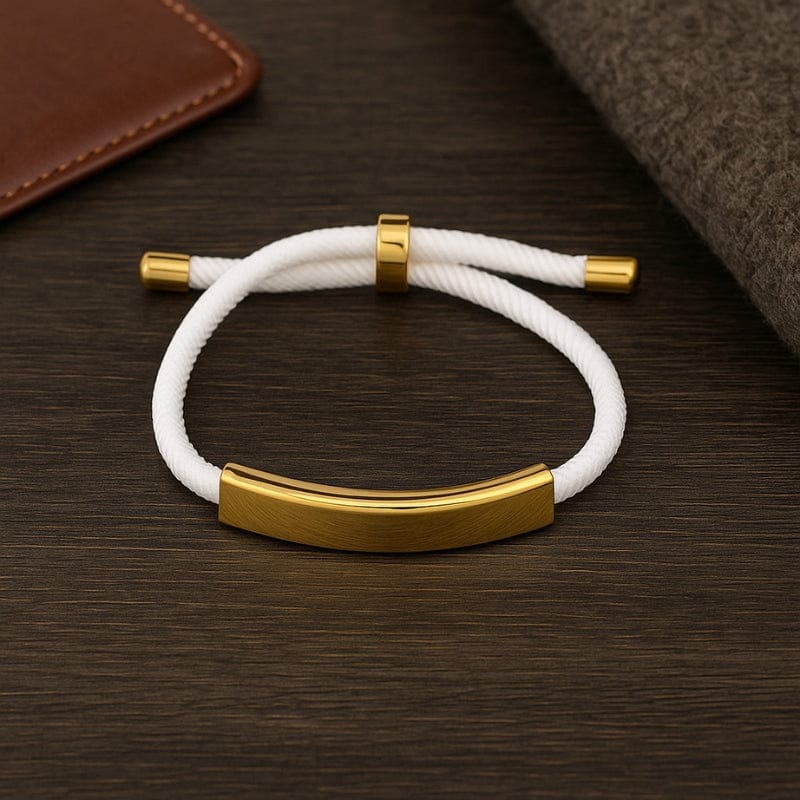 Bracelet cordon personnalisé blanc avec plaque dorée gravable