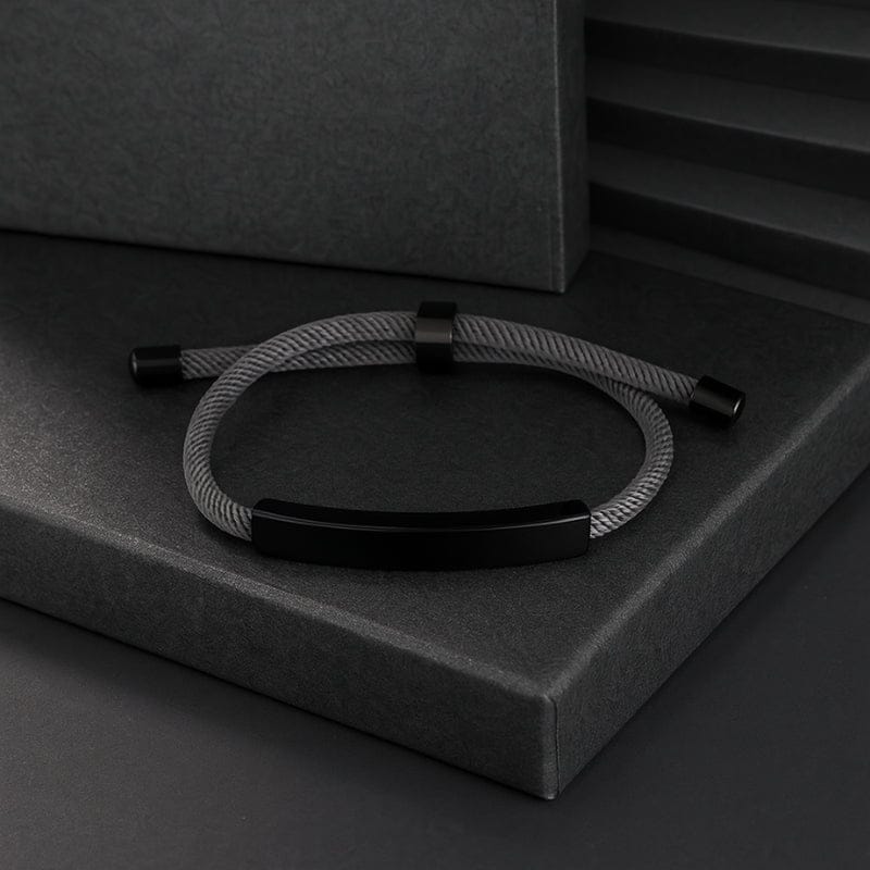 Bracelet cordon personnalisé gris avec plaque noire gravable