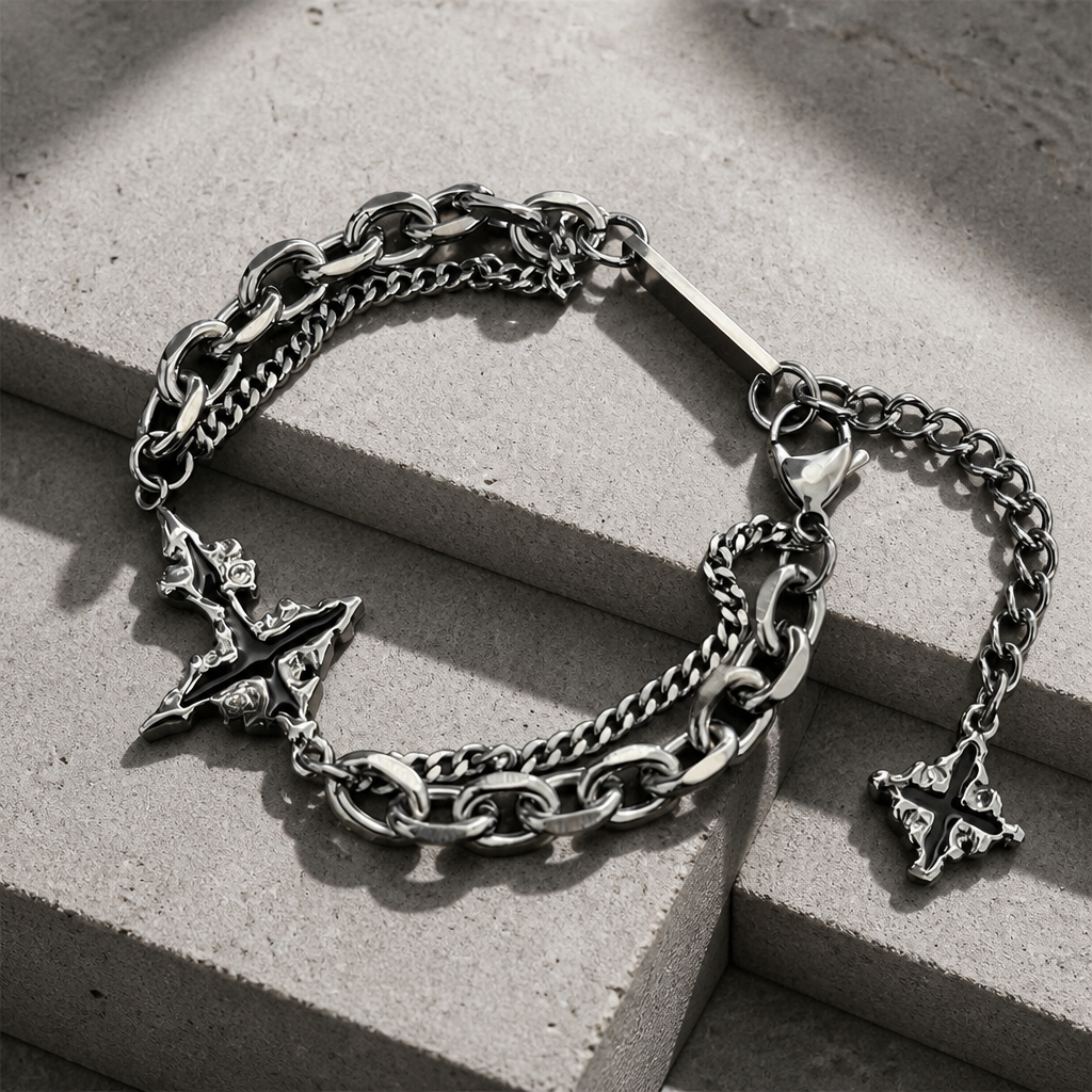 Bracelet homme en acier argenté vu de trois quarts, maille large doublée d'une chaîne fine
