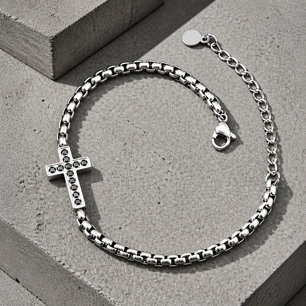 Version argentée du bracelet, même croix noire encastrée dans la chaîne d'acier
