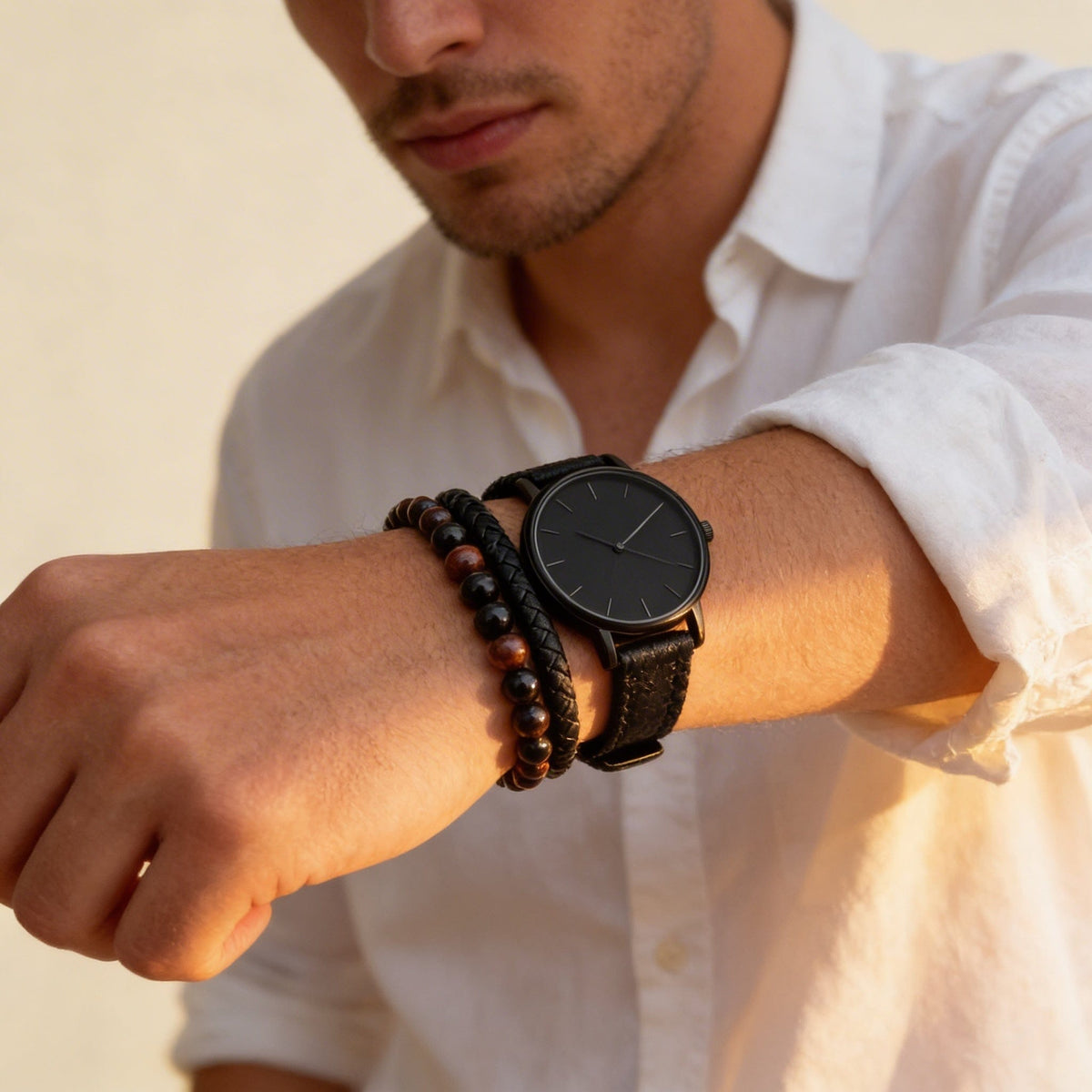 Homme en chemise blanche portant le bracelet perles d'œil de taureau et une montre