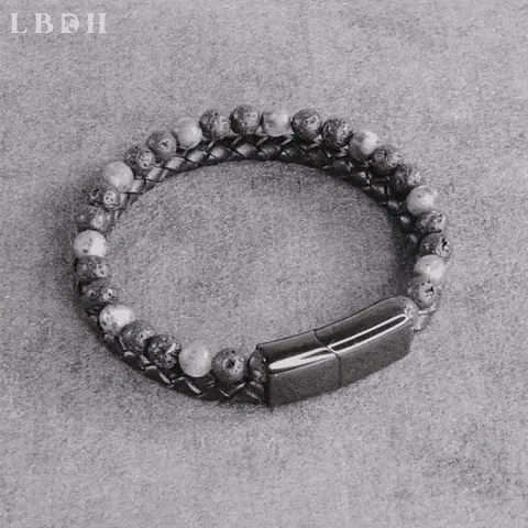 Bracelet homme perles de pierre de lave et cuir tressé présenté en rotation
