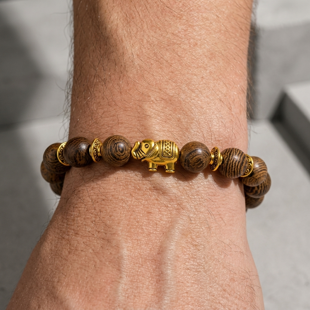 Bracelet été homme porté au poignet, perles de bois et éléphant doré