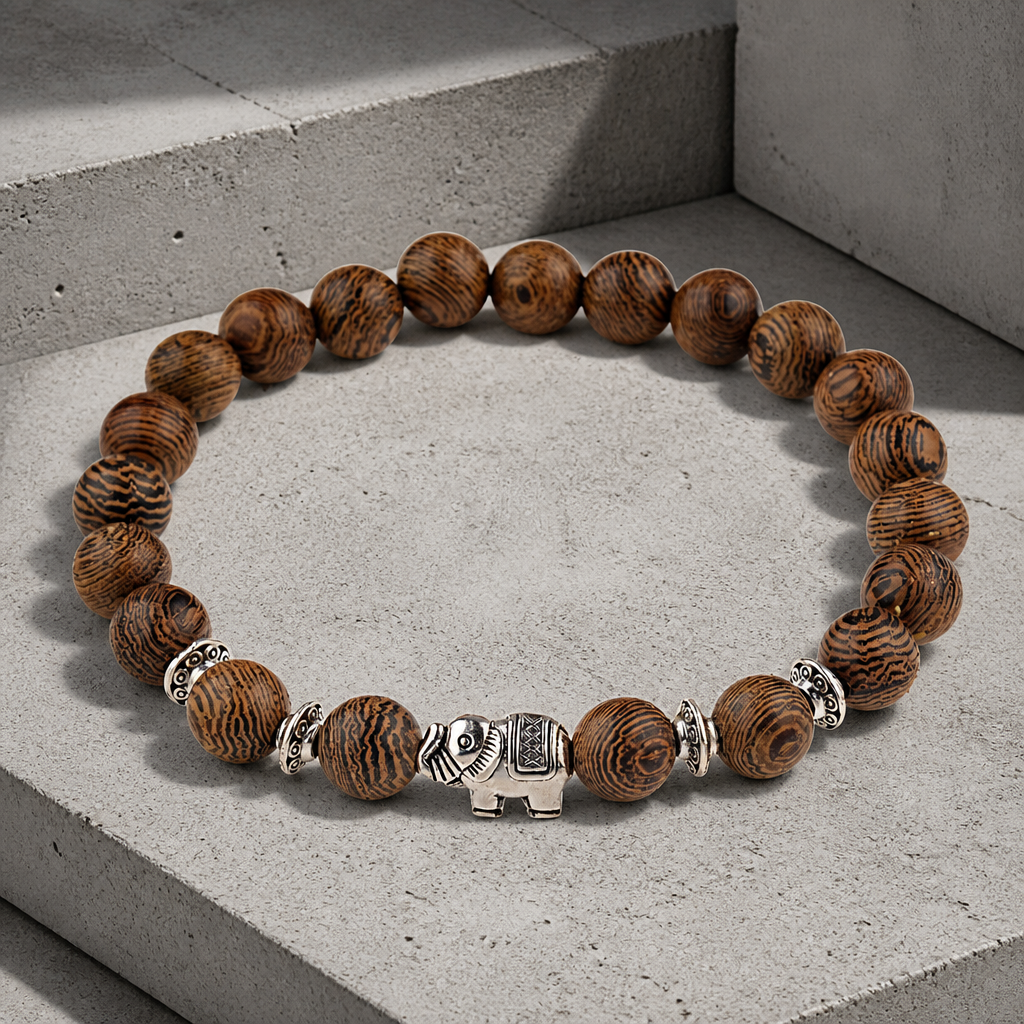 Bracelet en perles de bois pour homme, éléphant argenté au centre, packshot sur béton clair