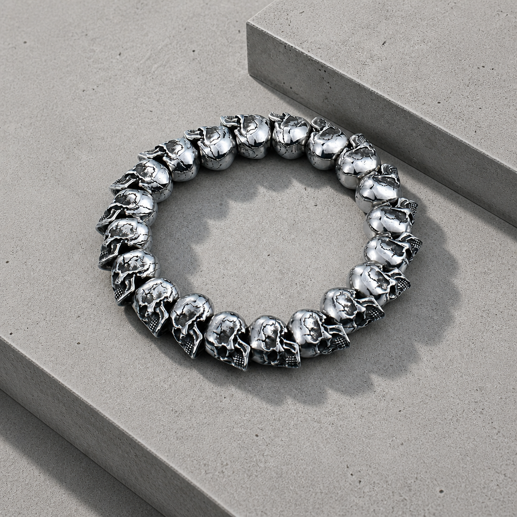 Bracelet gothique homme vu à plat, cercle complet de têtes de mort sculptées