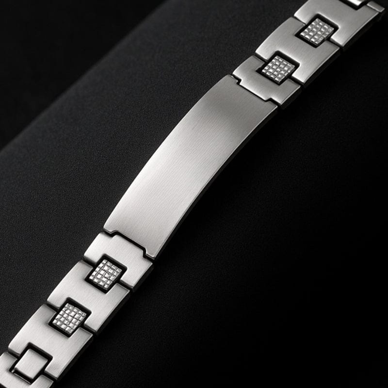 Détail de la plaque brossée et des maillons quadrillés du bracelet homme gourmette