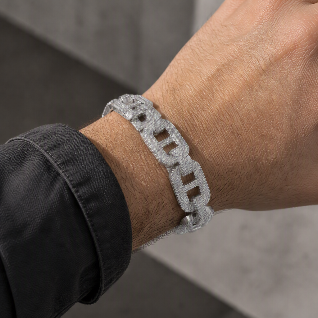 Bracelet grain de café large argenté porté au poignet d'un homme