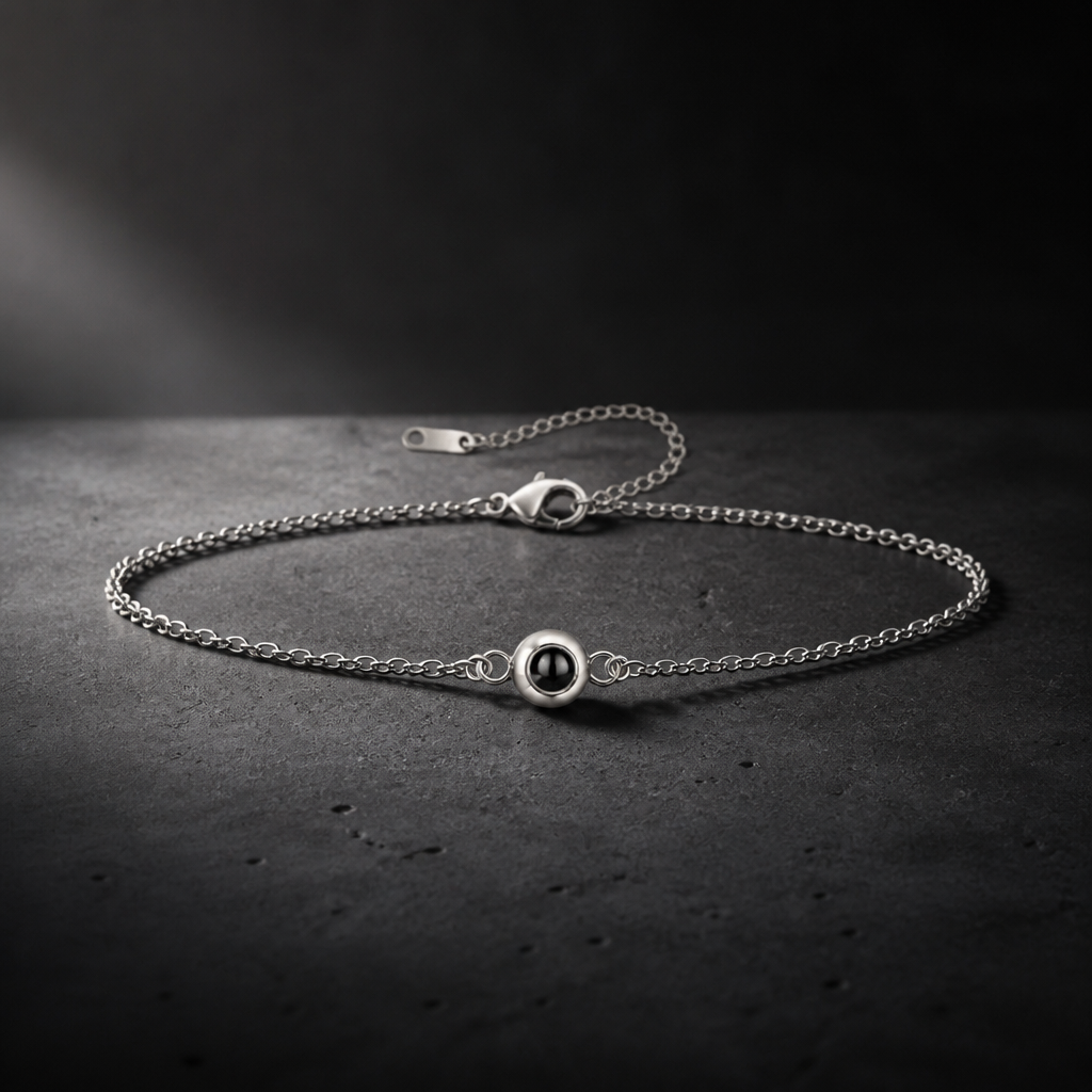 Bracelet photo chaîne fine finition argent sur béton sombre