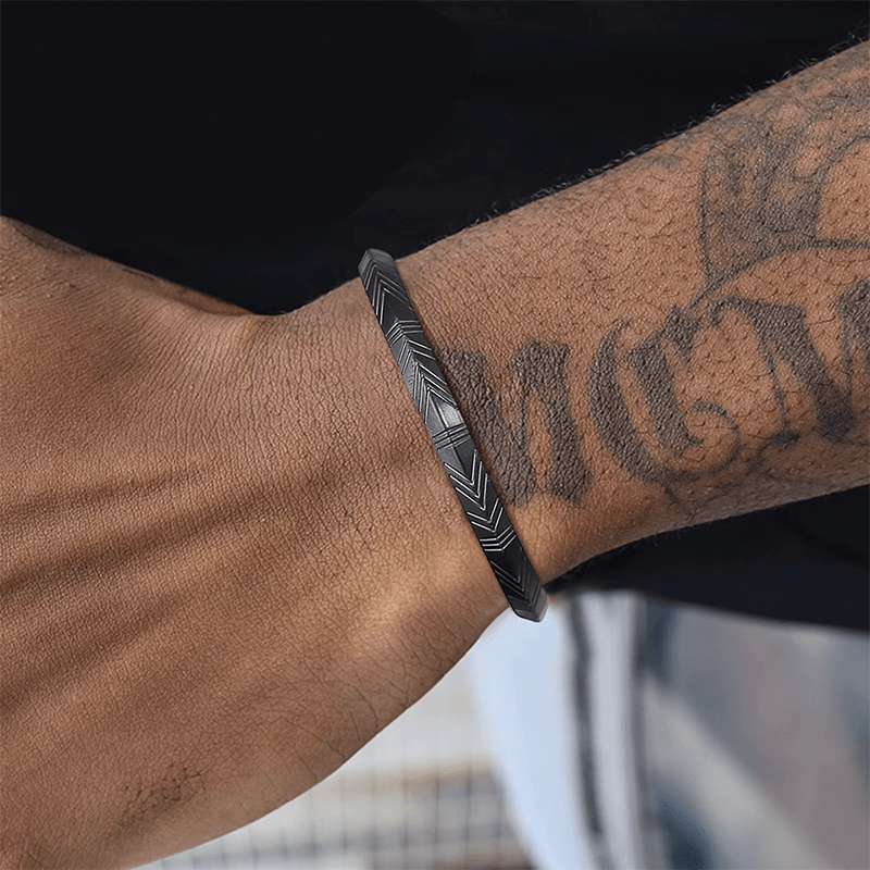 Jonc bracelet homme en acier noir porté au poignet
