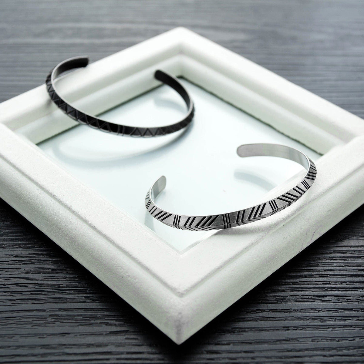 Deux joncs bracelet homme en acier, finitions noire et argent