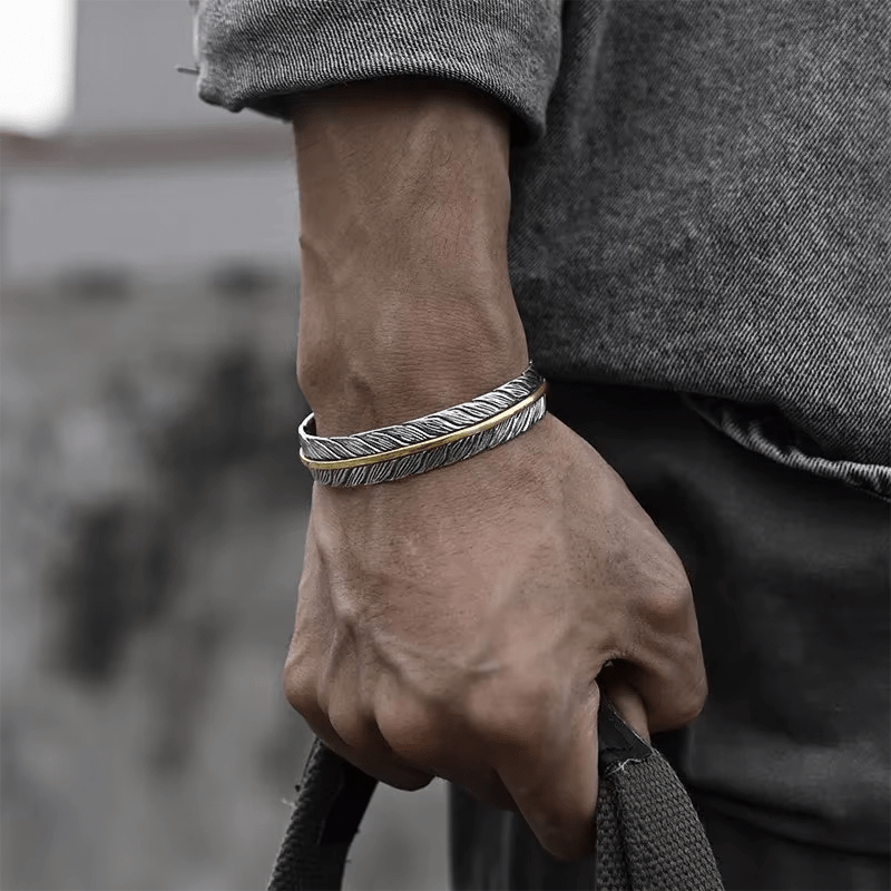 Bracelet plume homme porté au poignet, jonc ouvert vu de profil