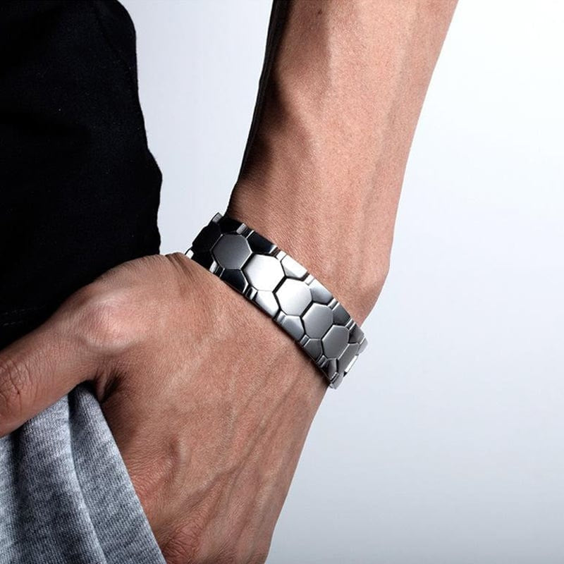 Bracelet magnétique homme argent porté au poignet
