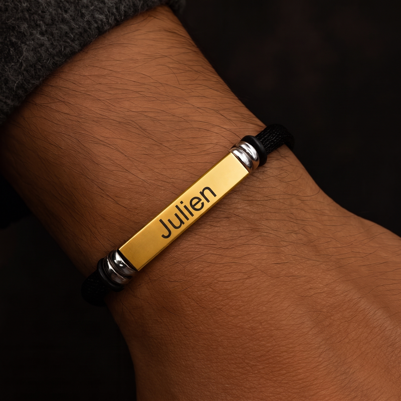Bracelet maille homme porté, plaque dorée gravée sur maille noire